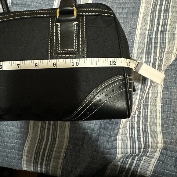 Elegant Black Coach Handbag with White Stitching - Picture 14 of 15